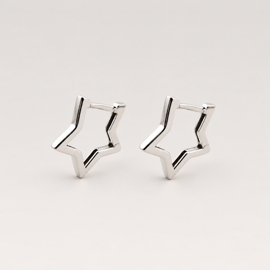 Pendientes pequeños en forma de estrella de plata de ley 925, vistos de frente