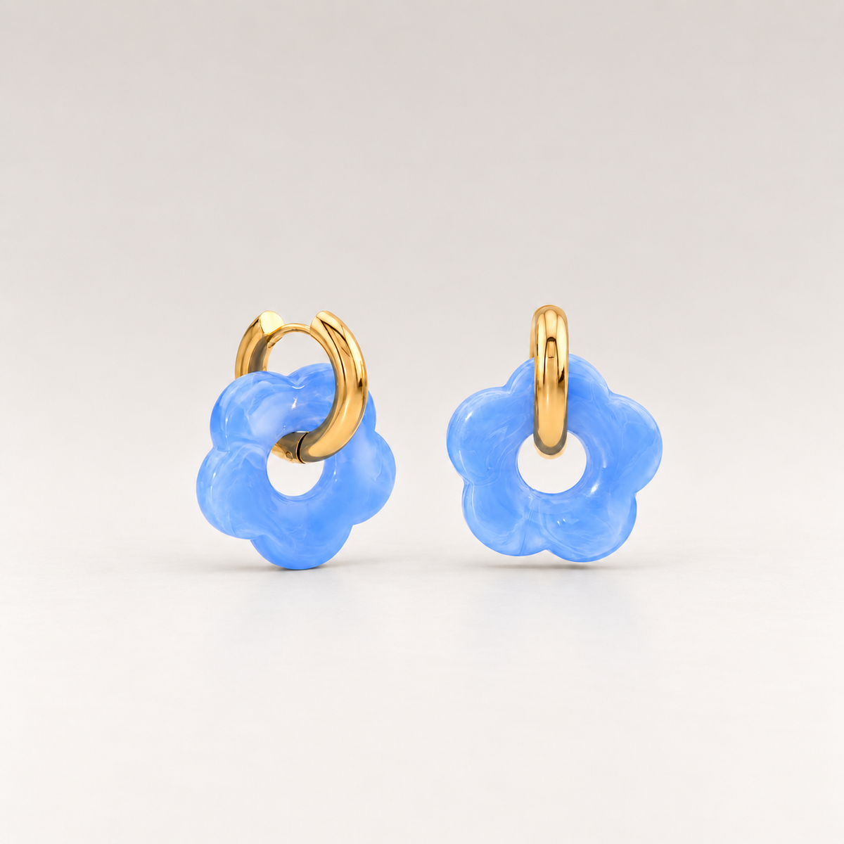Pendientes de aro de acero bañado en oro de 18K con colgante de flor de acrílico azul cielo