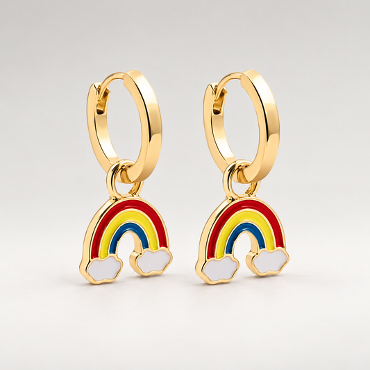 Pendientes de aro pequeños de cobre bañado en oro de 18K con colgante de arcoíris esmaltado y nubes blancas