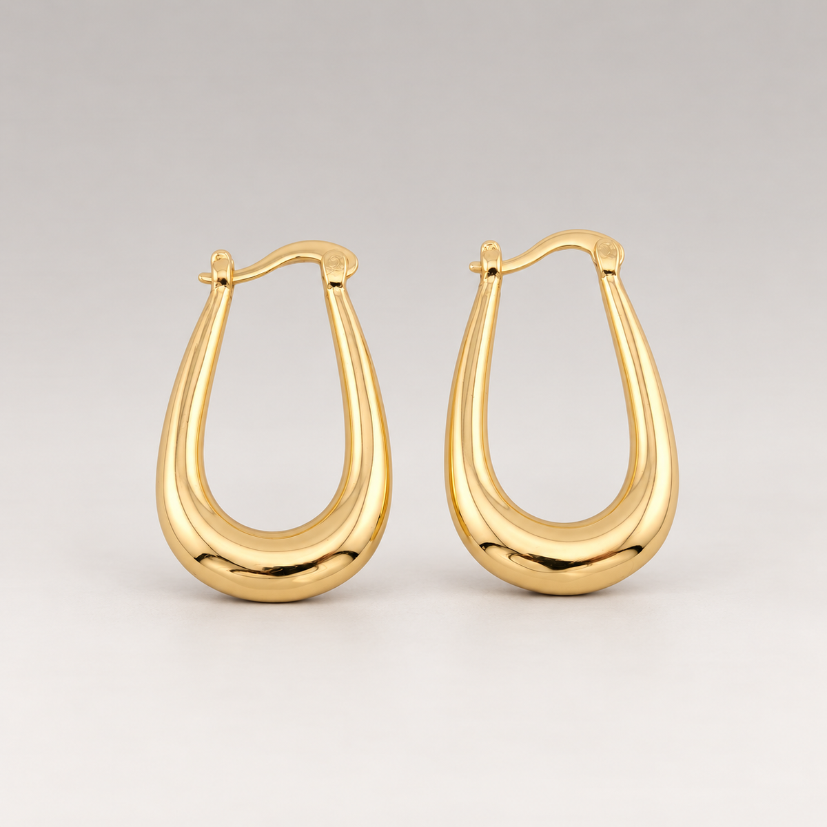 Pendientes de aro ovalados de plata de ley 925 bañada en oro de 18K, vista frontal del grosor