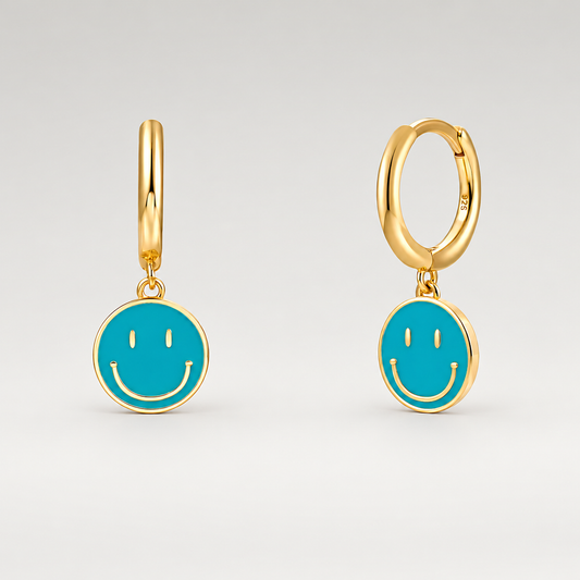 Pendientes de aro pequeños de cobre bañado en oro de 18K con colgante de cara sonriente esmaltada en turquesa