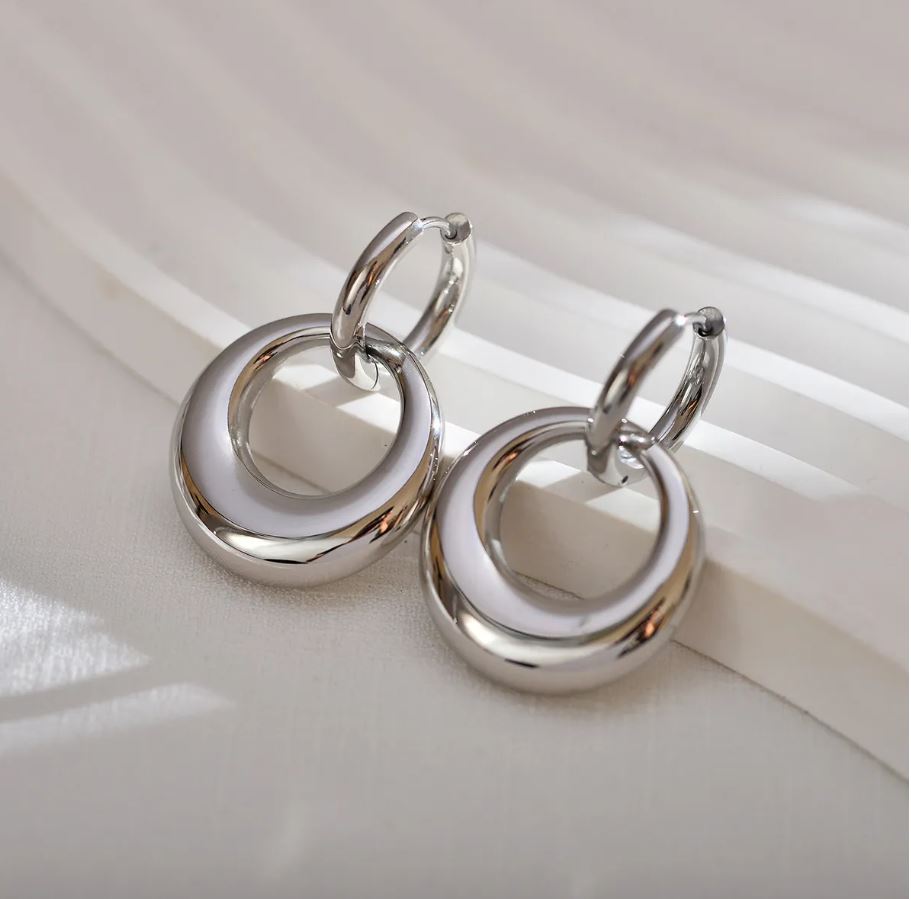 PENDIENTES CARLA. Pendientes con doble aro de acero inoxidable en color plata