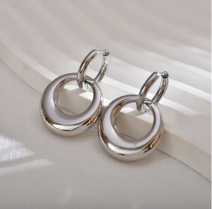PENDIENTES CARLA. Pendientes con doble aro de acero inoxidable en color plata