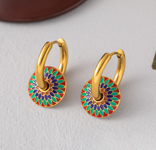 PENDIENTES INGRID. Aros de acero inoxidable recubiertos de titanio con colgante retro esmaltado multicolor