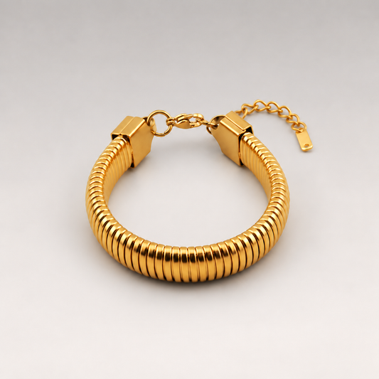 Pulsera ancha de tubo de acero inoxidable bañado en oro con cierre ajustable y extensión