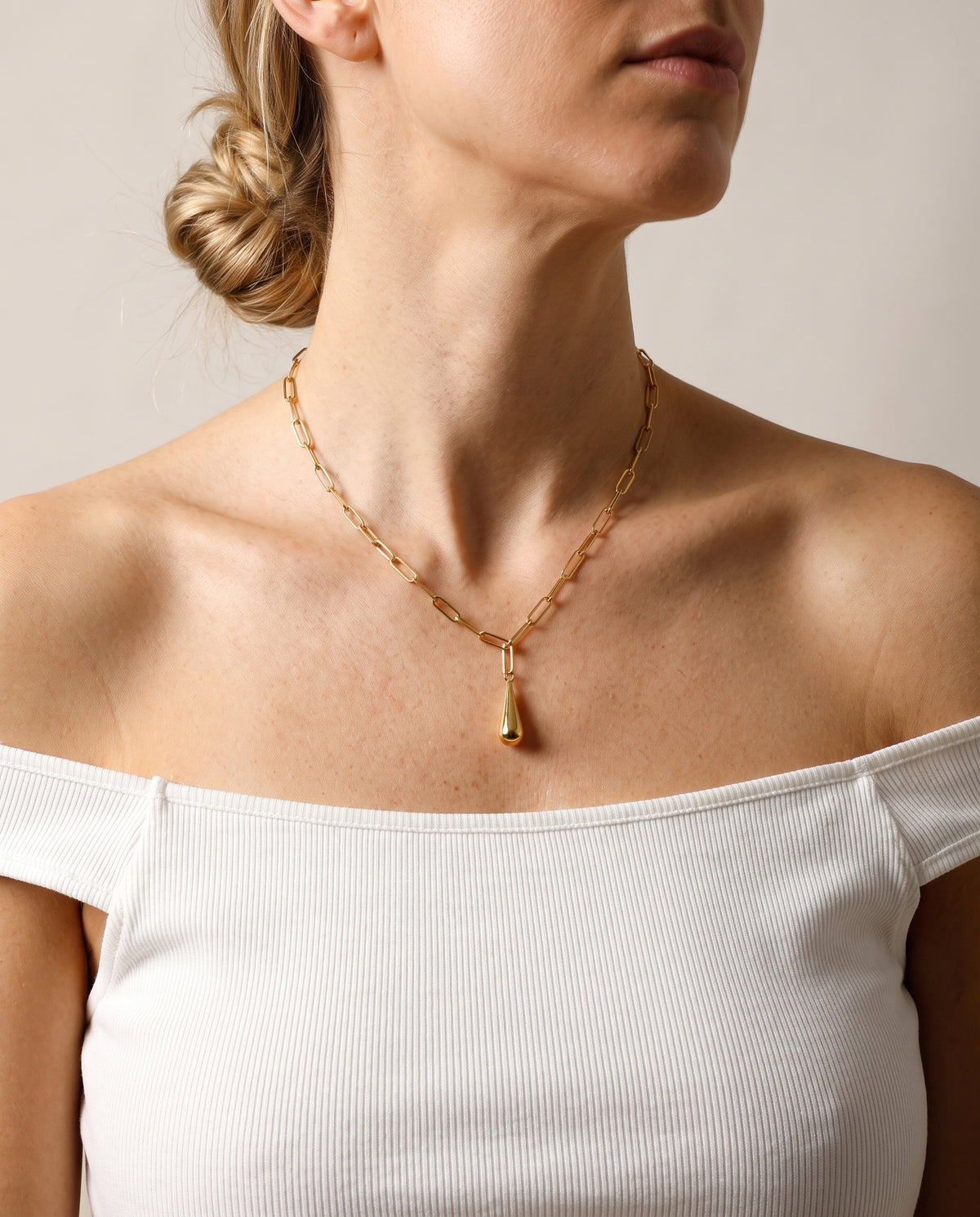 Collar Xiana, cadena dorada de eslabón alargado con colgante de gota, puesto en el cuello