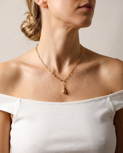 Collar Xiana, cadena dorada de eslabón alargado con colgante de gota, puesto en el cuello